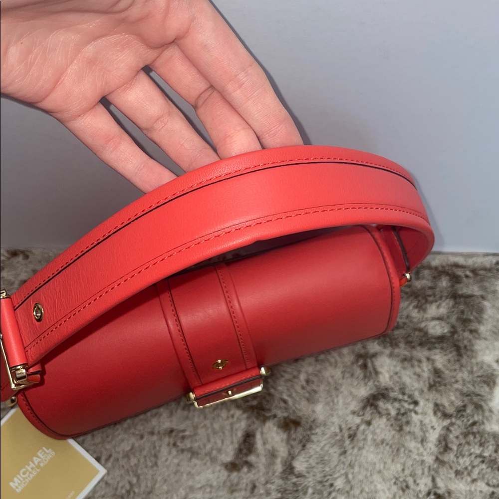 Michael Kors ‘Colby’ Medium Shoulder Bag - Picture 3 of 14